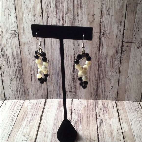 Figure 8 Infinity style earrings - Picture 3 of 3